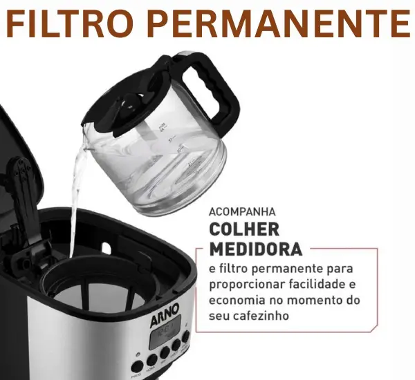 Colocando água na cafeteira Arno